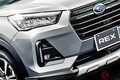 「リッター28キロ」走る！ スバルの最新「“最小”SUV」発表！ 全長4m以下「“手ごろ”サイズ」の「新モデル」に大型リアスポイラー＆迫力顔を“プラス”！ 低燃費モデル「新レックス HEV」カスタム仕様がスゴかった！