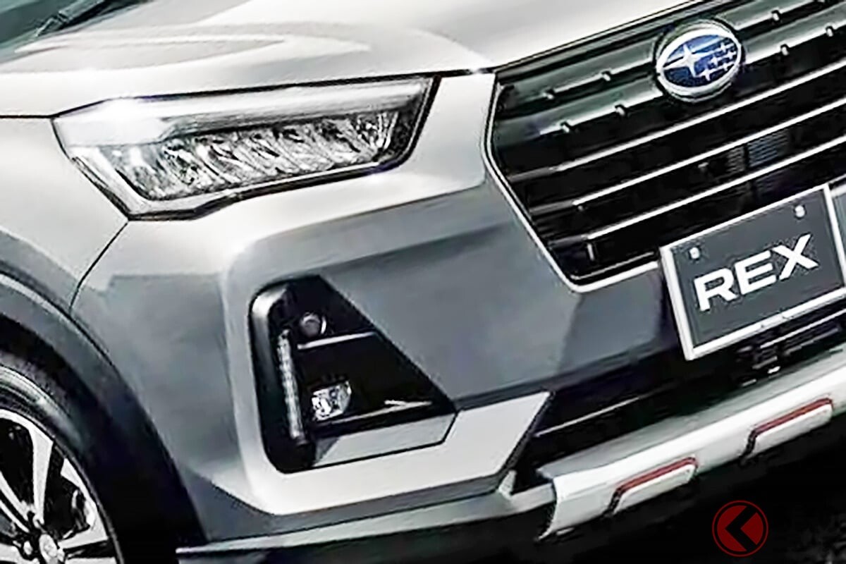 「リッター28キロ」走る！ スバルの最新「“最小”SUV」発表！ 全長4m以下「“手ごろ”サイズ」の「新モデル」に大型リアスポイラー＆迫力顔を“プラス”！ 低燃費モデル「新レックス HEV」カスタム仕様がスゴかった！