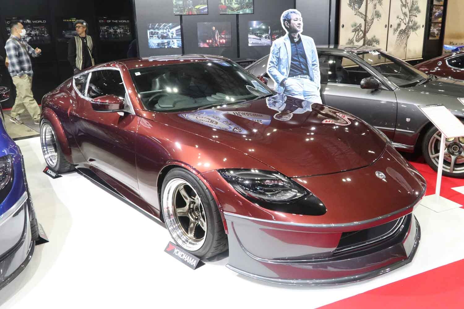 マルーンカラーの新旧「フェアレディ240ZG」が競演!? 往年の名車