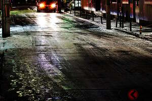 路面が「黒光り」してたら要注意!? 週末にかけ広範囲で冷え込み予想 「うっかりスピン」防ぐ走行術と意外な「違反」とは