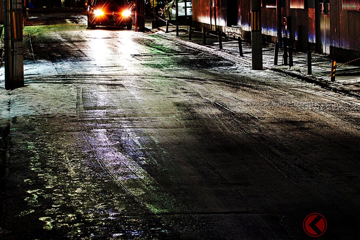 路面が「黒光り」してたら要注意!? 週末にかけ広範囲で冷え込み予想 「うっかりスピン」防ぐ走行術と意外な「違反」とは