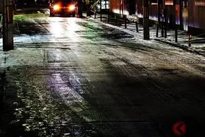 路面が「黒光り」してたら要注意!? 週末にかけ広範囲で冷え込み予想 「うっかりスピン」防ぐ走行術と意外な「違反」とは