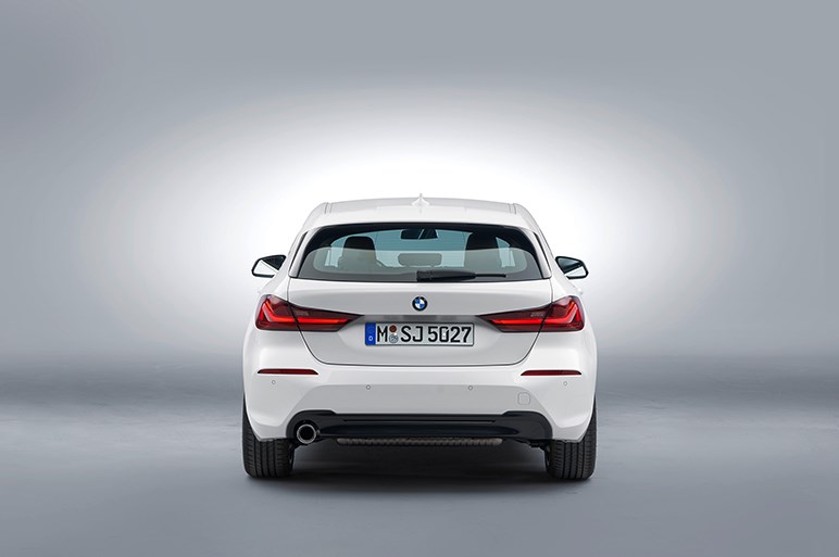 独BMW、新型1シリーズを公開　FF化により室内スペースを大幅改善