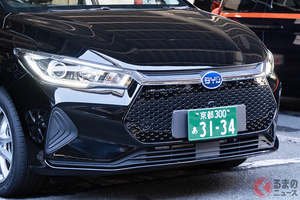 「中国タクシー」に日本ナンバー装着！ なぜ京都に導入された？ 斬新グリルレスデザインに注目！ 実車はどんな感じ？