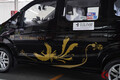 「中国タクシー」に日本ナンバー装着！ なぜ京都に導入された？ 斬新グリルレスデザインに注目！ 実車はどんな感じ？