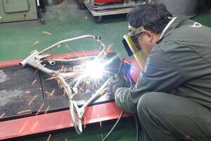 ホンダ旧横型ミニ系「北米専用」モデル「SL70」フルレストア　分解バラバラのフレーム各所の痛みは溶接修理