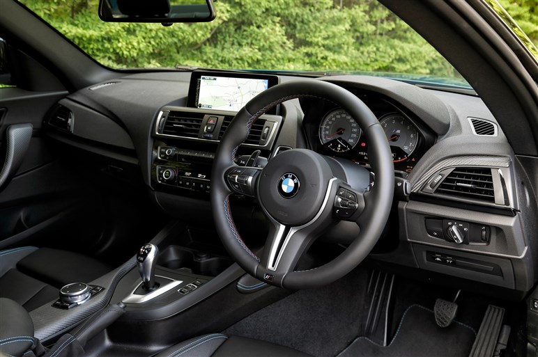 E46型M3ファン垂涎の「BMW M2クーペ」に試乗。ドライビングに死角は？