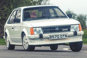 高級感と無縁　ゴルフ GTI（Mk1）　気張ってもアンダーステア　アストラ GTE　初代から5代目 比較試乗（1-2）