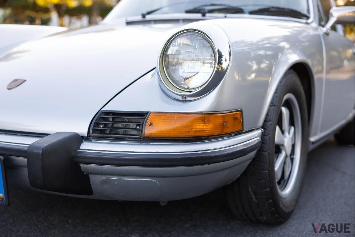 半世紀を経ても色褪せない名車！ 銀メタルのポルシェ「911T タルガ」を