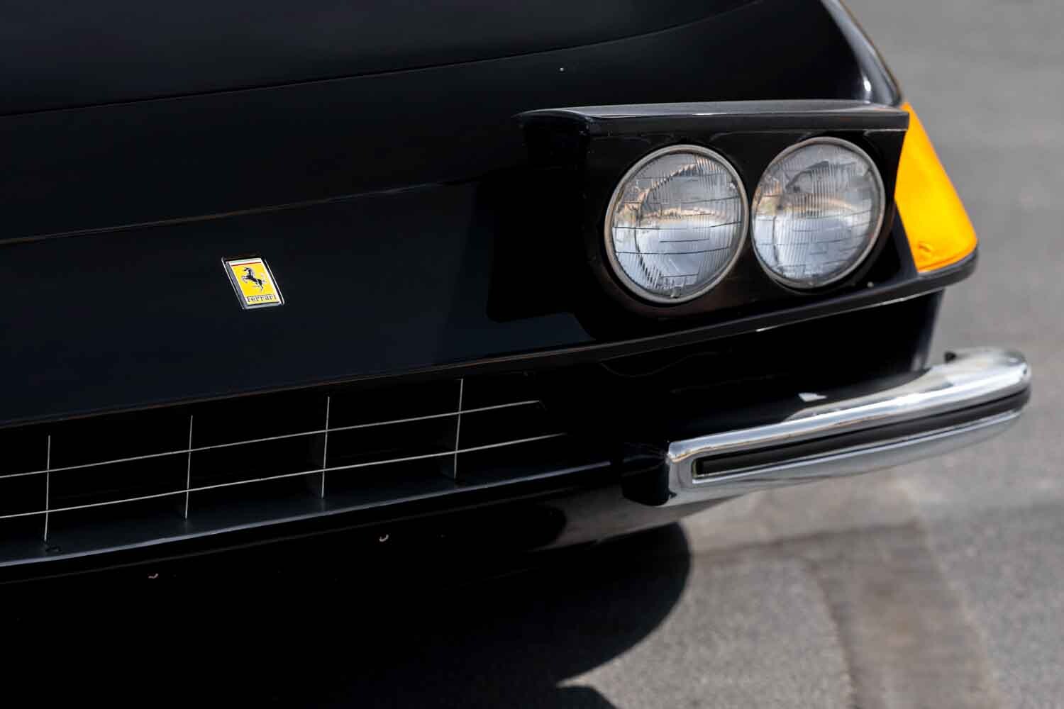 フェラーリ「365 GTB/4 デイトナ」ポップアップライトの後期型が約7270万円で落札！