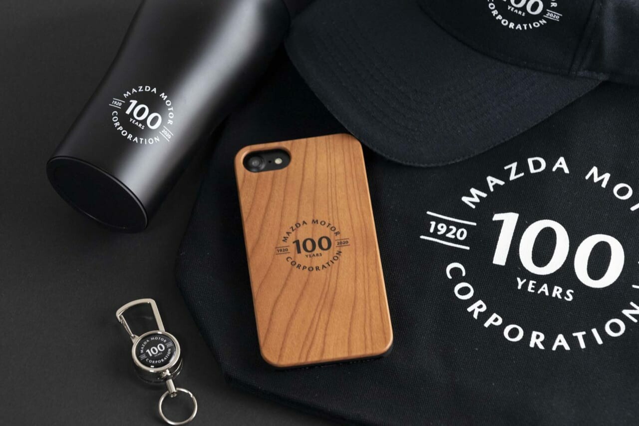 【マツダ100周年を記念した天然素材のiPhoneケース】公式ロゴをシンプルに刻印したチェリーウッド製