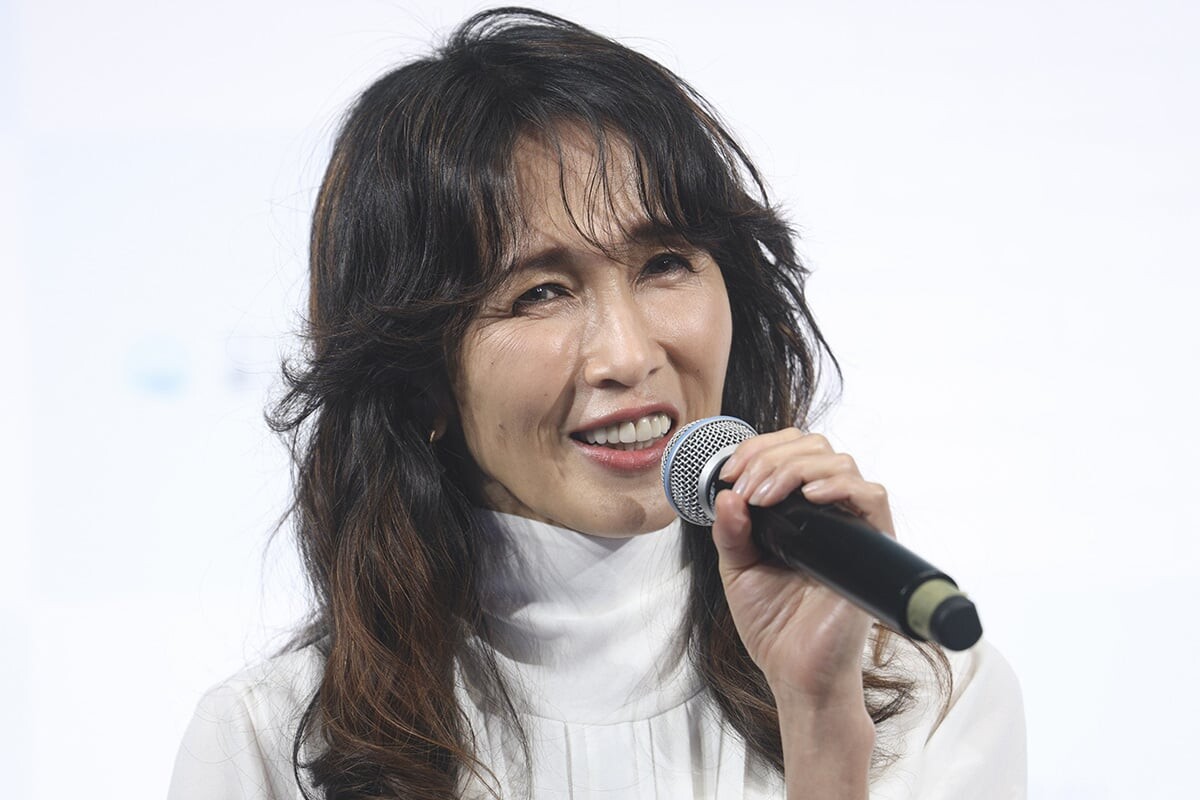 「工藤静香」が愛車の「高級スポーツカー」公開！ 特注「“紫”内装」の「スペシャルな外車」どんなクルマ？