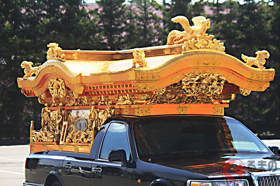 なぜ豪華な霊柩車が減少!? 神社仏閣仕様からシンプルなワゴン車に変わった理由とは