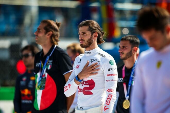 チーム離脱のジョビナッツィと「いい結果を残して今年を締めくくりたい」とアルファロメオF1代表。周冠宇には大きな期待