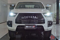 トヨタ新型4WD「ハイラックスGRスポーツ」登場！「TOYOTA」強調したド迫力顔 2.8Lディーゼル仕様と違いは？