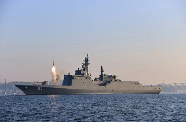 衛星写真で「転んだ」のが丸見え!? 北朝鮮最新鋭艦 進水式で事故を起こす 金正恩総書記は大激怒