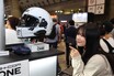 まるで逆「ワークマン」な他業種参入!? バイク用として培われたインカム技術が効率アップに貢献?? イヤーマフ付きでもクリアな音声を実現する「B+COM」が作業現場で活躍中だと!?