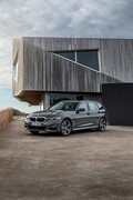 BMW３シリーズツーリングに２L直４ガソリンターボ搭載のエントリーモデル「318i」を追加