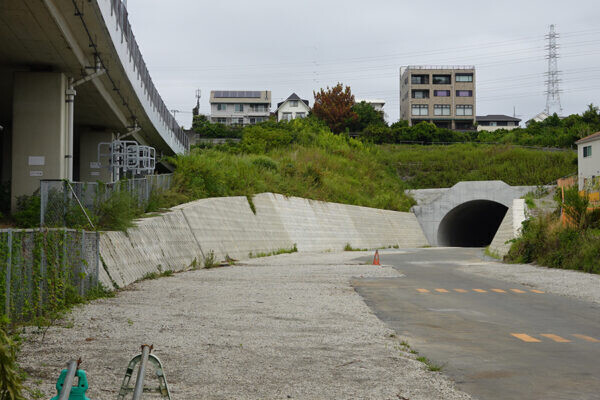 住宅地の真下に「トンネルもう1本！」まもなく完成!? 観光客も巻き込まれる“渋滞都市”小田原を変えるスゴいルートとは？