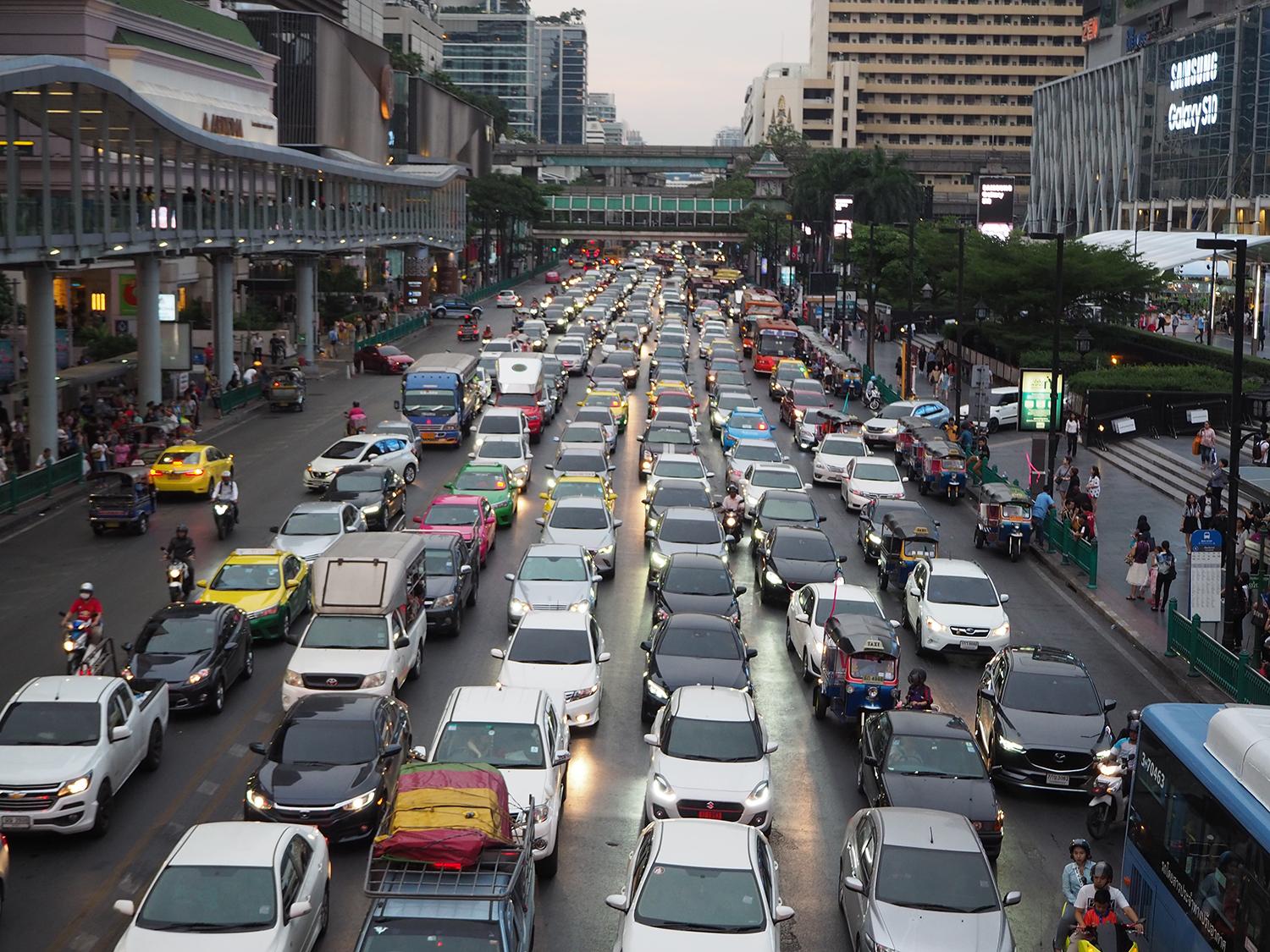 上級国民のせいで酷い渋滞が緩和されない？　バンコクの新駅建設にみる「格差社会」のひずみ