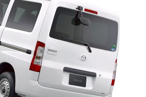 最近減った？「マツダの商用1BOX車」じつは違う顔で販売中！「でも、オリジナルではありません」←どういうこと？