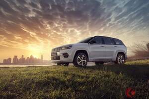 624万円！ 「7人乗りラグジュアリーSUV」の限定仕様！ ジープ「コマンダー オーバーランド」発売へ 上質なブラウンスウェードを採用