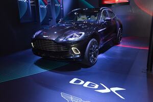 アストンマーティン初の新型SUV「DBX」を東京オートサロンで披露