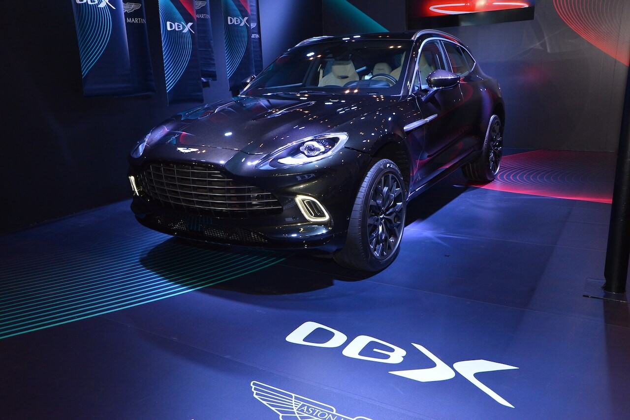 アストンマーティン初の新型SUV「DBX」を東京オートサロンで披露