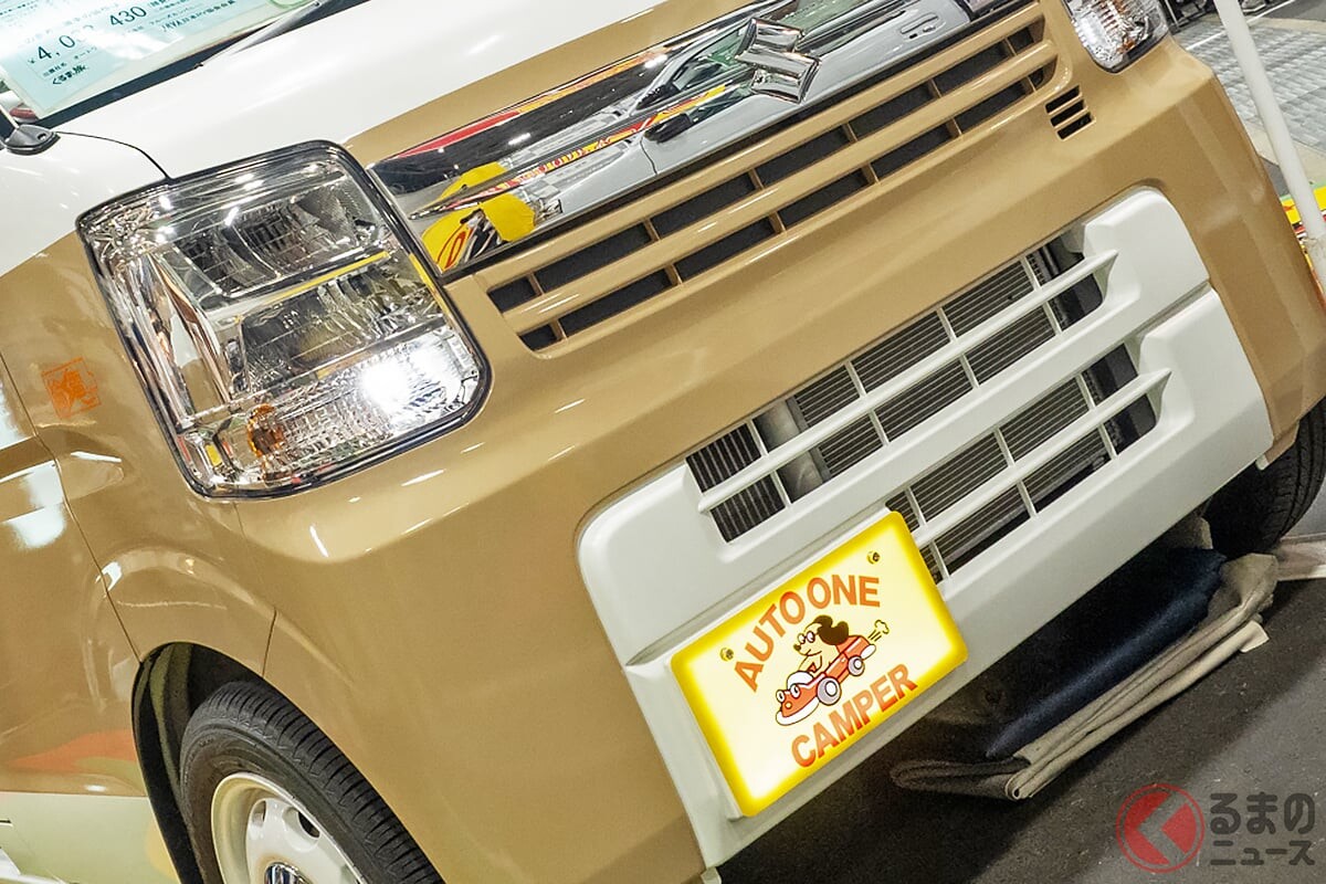 スズキ「“2階建て”エブリイ!?」実車公開！ 全長3.4mで「大人4人“寝られる”」軽バン!? 400万円で買えるオートワンキャンパー「給電くん／ピッコロキャンパープラス」に注目！