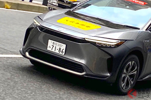 世界初！ トヨタ新型「bZ4X」ナンバー付き公道走行！ 斬新デザインに日本中が注目！ 箱根駅伝でお披露目！