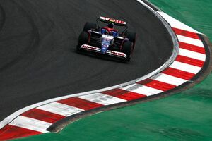 F1中国GPスプリント予選速報｜雨の中がノリス最速！　ハミルトン2番手で母国戦の周がSQ3進出。RB角田裕毅は19番手