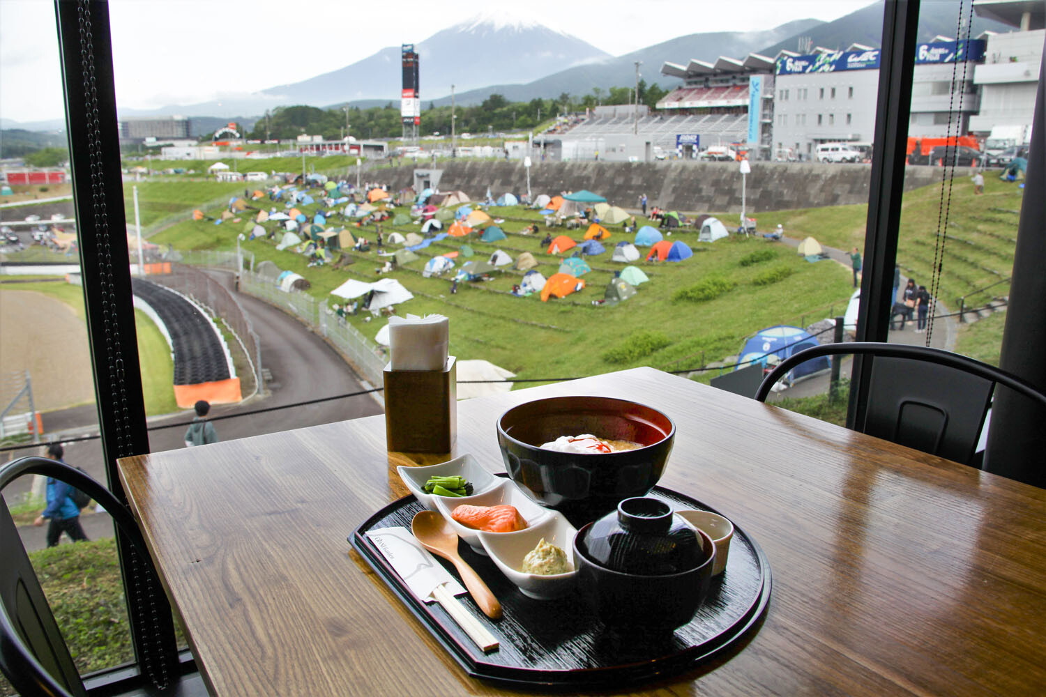 小林可夢偉のFCEV「タンドラ」で淹れたコーヒー登場！ 高級「TKG」も楽しめる「富士24時間レース」のグルメ事情とは