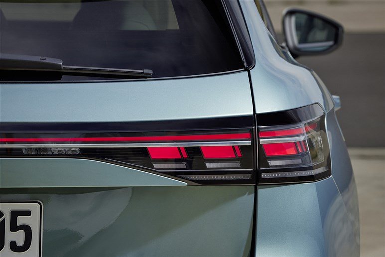 【SUVに飽きたなら】ワゴン専用ボディとなったVW新型「パサート」予約開始　新開発マイルドHVと新PHEVを設定