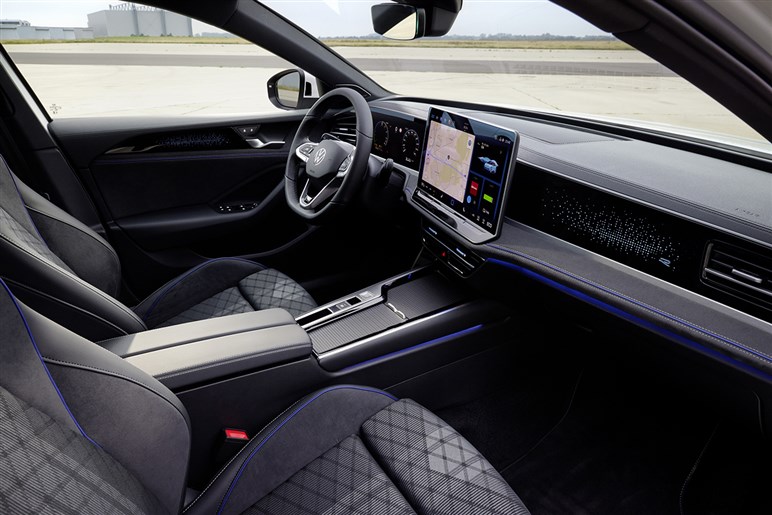 【SUVに飽きたなら】ワゴン専用ボディとなったVW新型「パサート」予約開始　新開発マイルドHVと新PHEVを設定