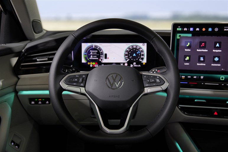 【SUVに飽きたなら】ワゴン専用ボディとなったVW新型「パサート」予約開始　新開発マイルドHVと新PHEVを設定
