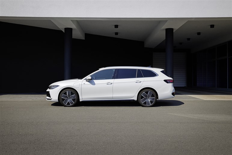 【SUVに飽きたなら】ワゴン専用ボディとなったVW新型「パサート」予約開始　新開発マイルドHVと新PHEVを設定