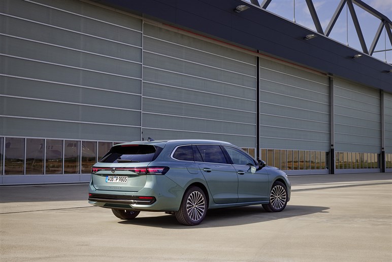 【SUVに飽きたなら】ワゴン専用ボディとなったVW新型「パサート」予約開始　新開発マイルドHVと新PHEVを設定