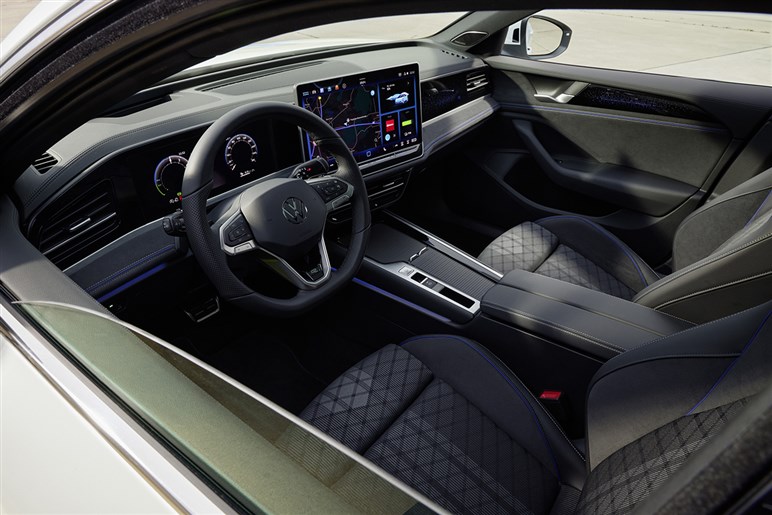 【SUVに飽きたなら】ワゴン専用ボディとなったVW新型「パサート」予約開始　新開発マイルドHVと新PHEVを設定