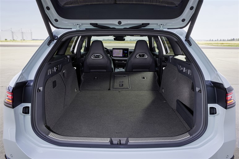 【SUVに飽きたなら】ワゴン専用ボディとなったVW新型「パサート」予約開始　新開発マイルドHVと新PHEVを設定