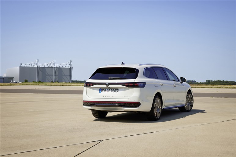 【SUVに飽きたなら】ワゴン専用ボディとなったVW新型「パサート」予約開始　新開発マイルドHVと新PHEVを設定