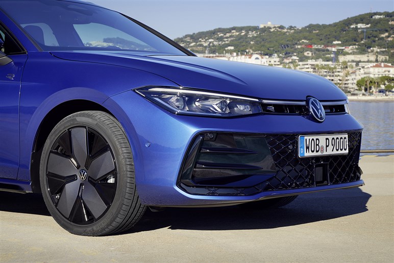 【SUVに飽きたなら】ワゴン専用ボディとなったVW新型「パサート」予約開始　新開発マイルドHVと新PHEVを設定