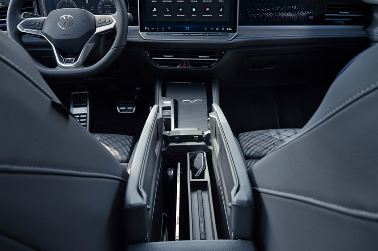 【SUVに飽きたなら】ワゴン専用ボディとなったVW新型「パサート」予約開始　新開発マイルドHVと新PHEVを設定