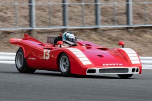 日本初上陸の幻のアバルト「3000SP」！レジェンドドライバー関谷正徳が富士スピードウェイでシェイクダウン