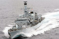 巨大な扉が開き英海軍の「最新鋭艦」姿を現す！ 船体は大きくなったのに少人数で動く？