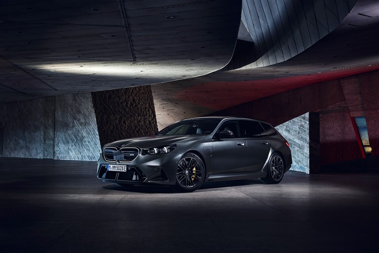 一体どんな走りに…？ M5ツーリングがPHEVで復活！ 727馬力も2.5トンと超重量級。日本導入も