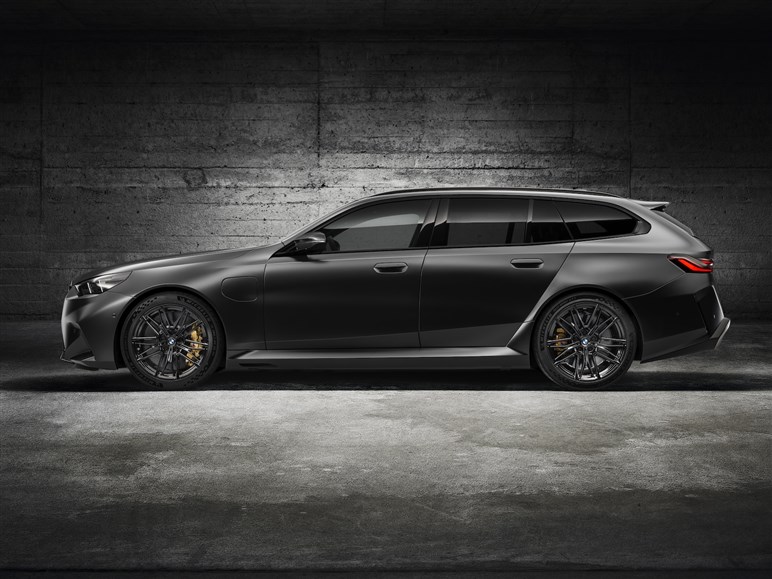 一体どんな走りに…？ M5ツーリングがPHEVで復活！ 727馬力も2.5トンと超重量級。日本導入も