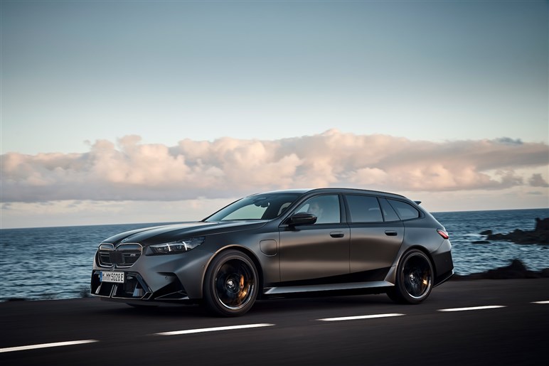 一体どんな走りに…？ M5ツーリングがPHEVで復活！ 727馬力も2.5トンと超重量級。日本導入も