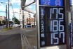 ガソリン高騰でマイカー通勤の手当が足りない？ 10円定額補助の影響と通勤手当の計算方法を解説。
