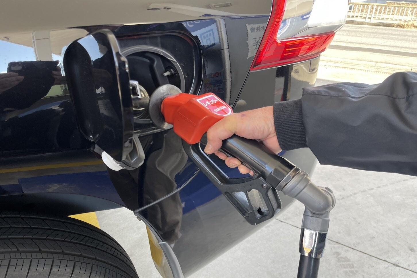 ガソリン高騰でマイカー通勤の手当が足りない？ 10円定額補助の影響と通勤手当の計算方法を解説。