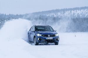 フォルクスワーゲンT-Rocの高性能版「R」が雪上でドリフト！ 氷結路に見る小型SUVの実力
